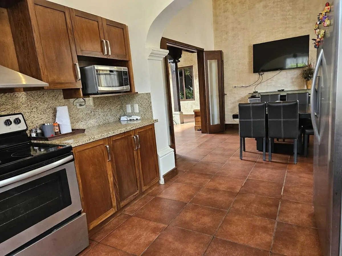 Charming Colonial - Hot Tub - Walk To Antigua Ctr