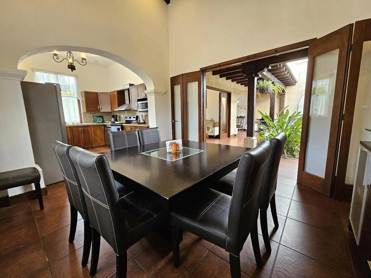 Charming Colonial - Hot Tub - Walk To Antigua Ctr